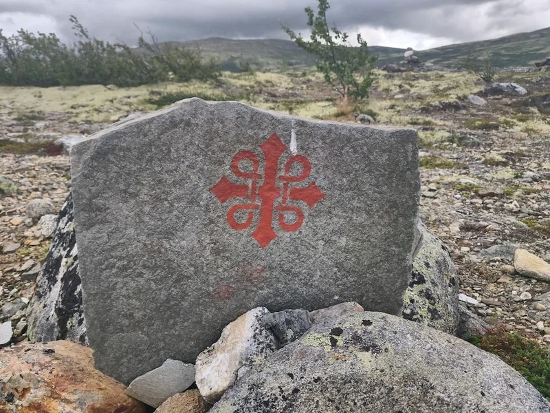 Olavskreuz Wegweiser am Olavsweg in Norwegen