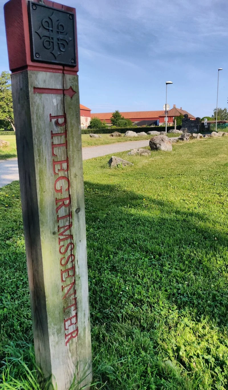 Olavskreuz Wegweiser am Olavsweg in Norwegen