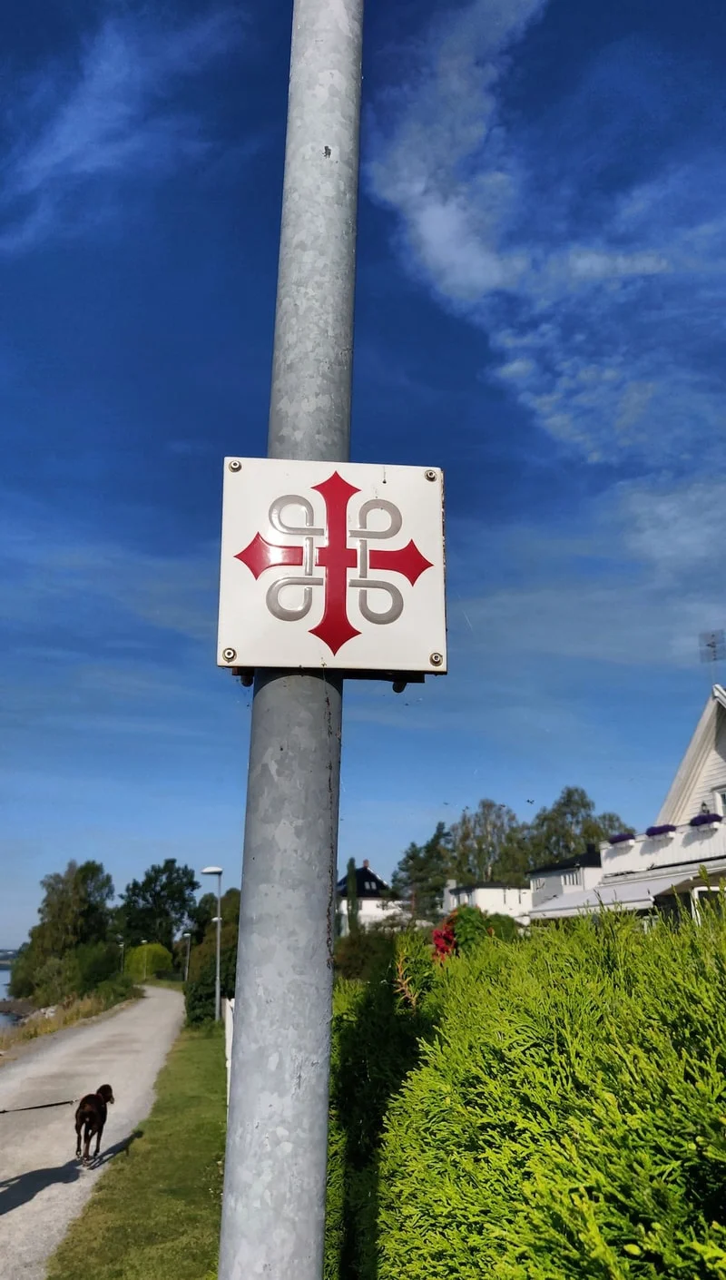 Olavskreuz Wegweiser am Olavsweg in Norwegen