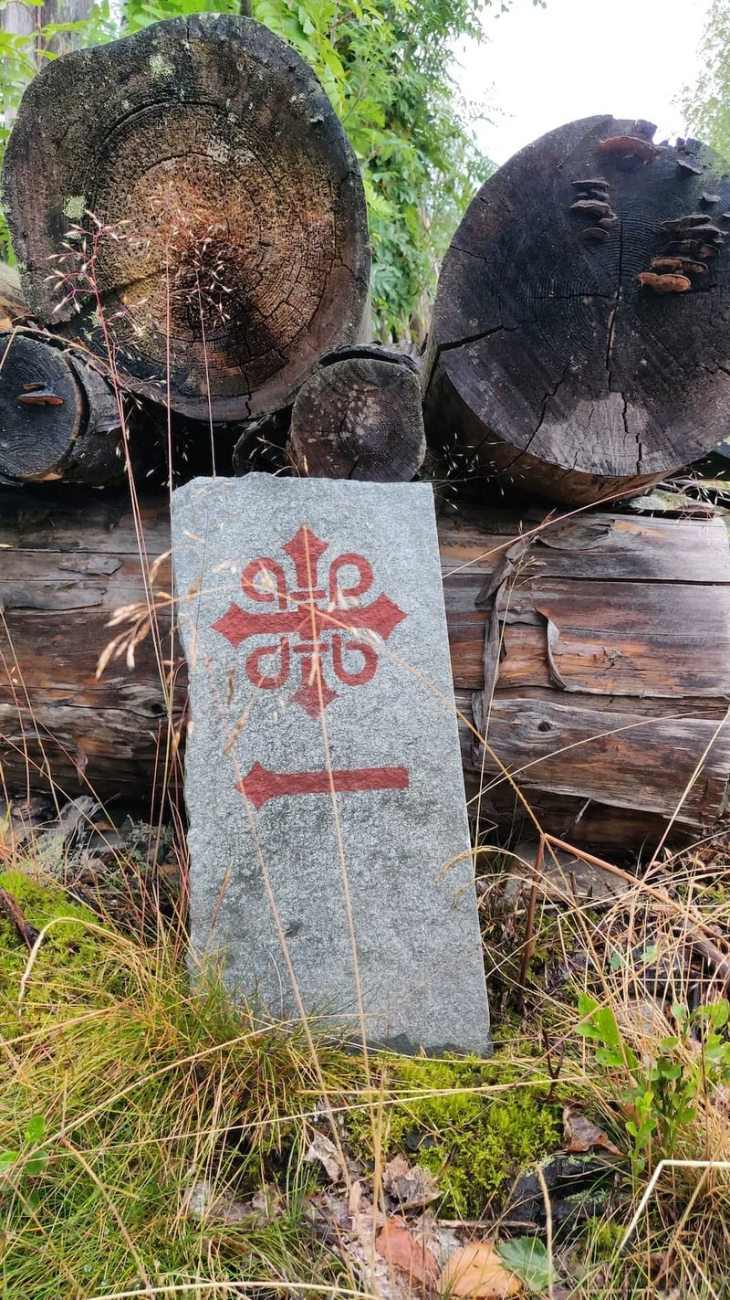 Olavskreuz Wegweiser am Olavsweg in Norwegen