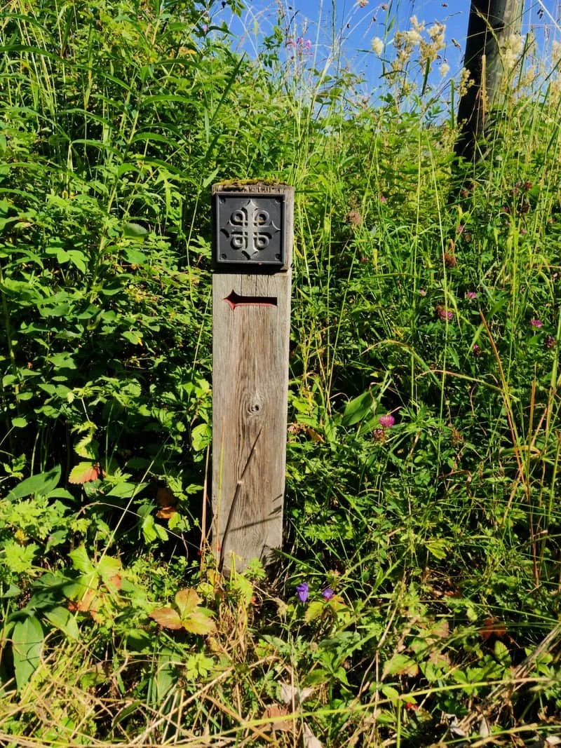 Olavskreuz Wegweiser am Olavsweg in Norwegen