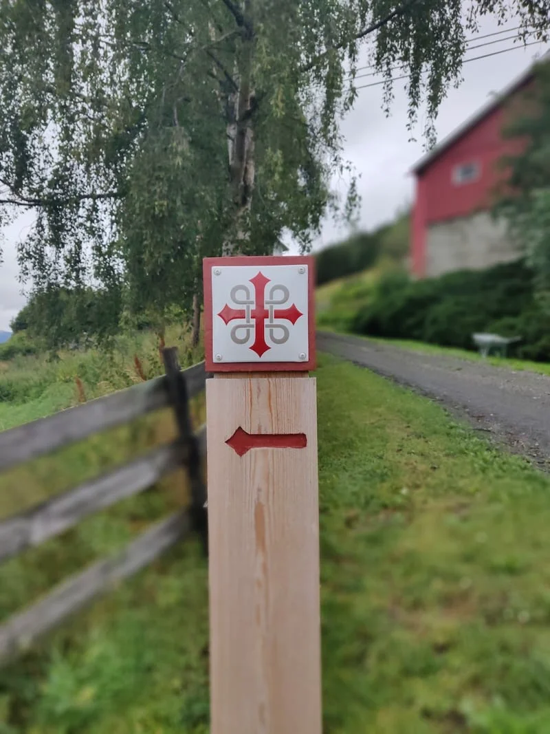Olavskreuz Wegweiser am Olavsweg in Norwegen