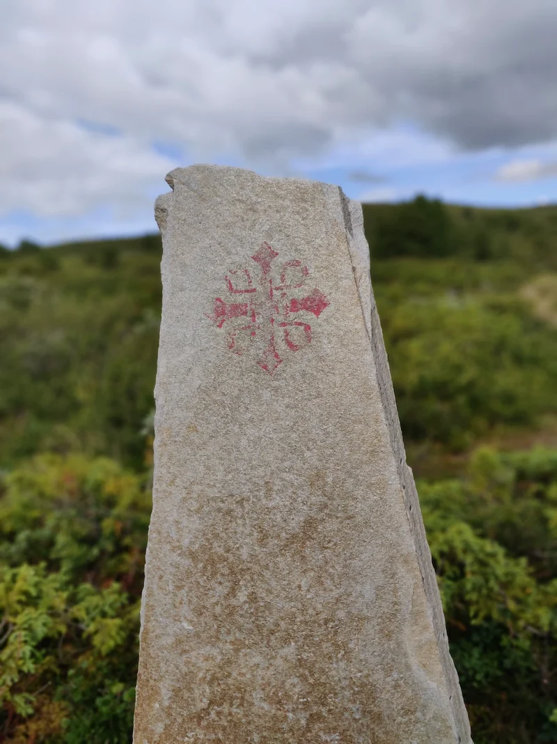 Olavskreuz Wegweiser am Olavsweg in Norwegen