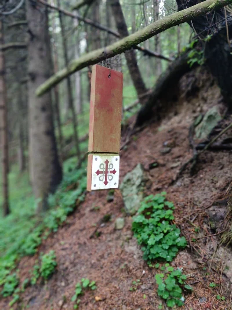 Olavskreuz Wegweiser am Olavsweg in Norwegen