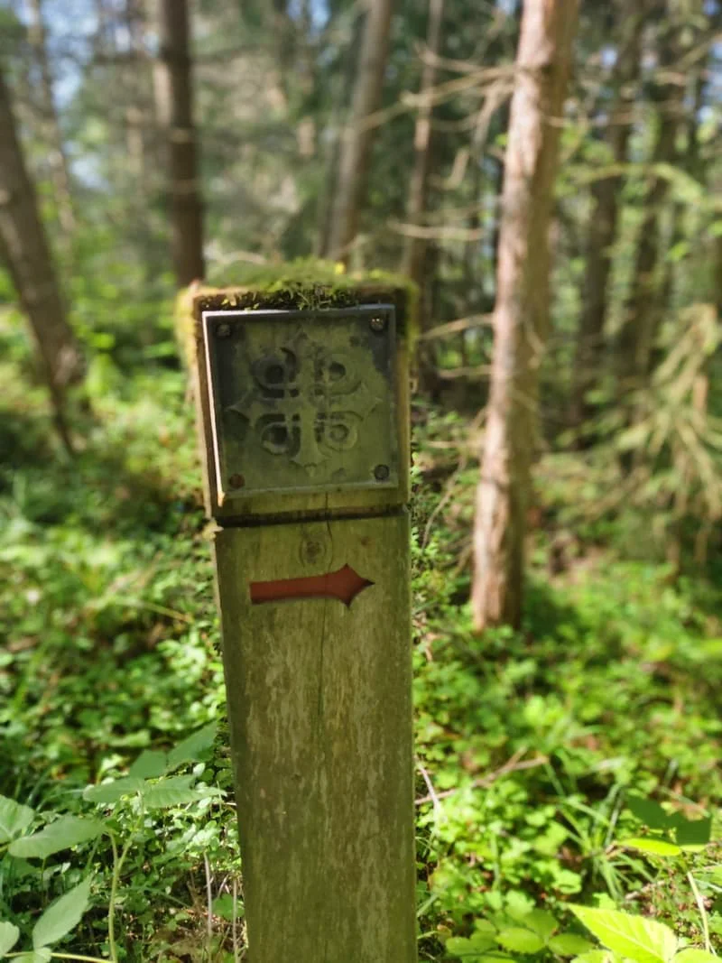 Olavskreuz Wegweiser am Olavsweg in Norwegen