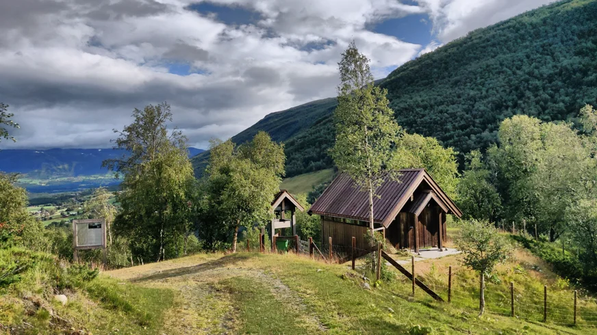 Einfache Pilgerhütte mit Rastplatz und Blick ins Tal am Olavsweg