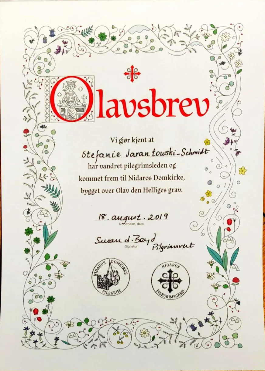 Olavsbrief – Pilgerurkunde für den vollendeten Olavsweg nach Nidaros, gerahmt mit den Blumen des Weges