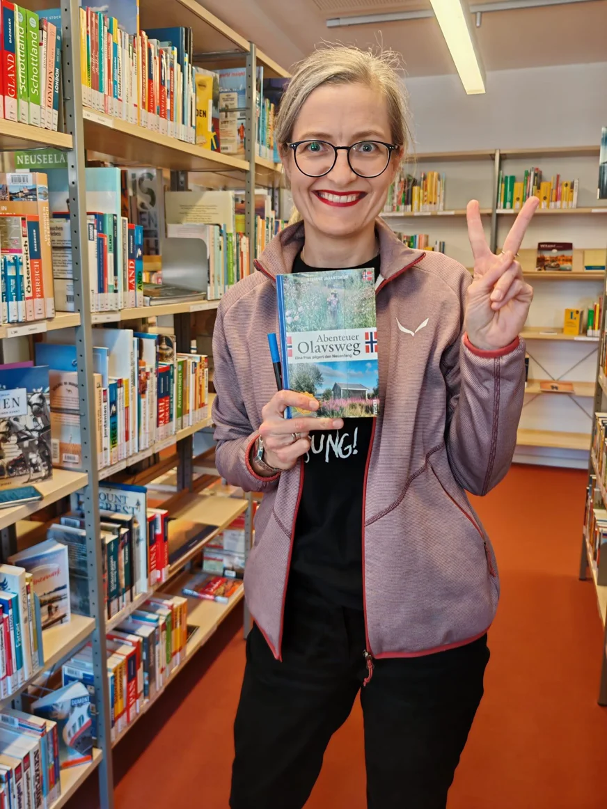 Stefanie Jarantowski signiert ihr Buch „Abenteuer Olavsweg“ in der Stadtbibliothek Stralsund